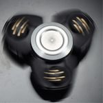 Xosoy - Hochwertiger Finger Spinner im eleganten Design - schwarz